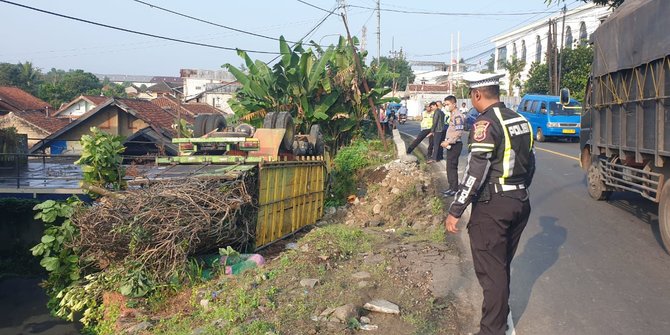 Truk Terguling Akibat Sopir Mengantuk, Dua Orang Tewas