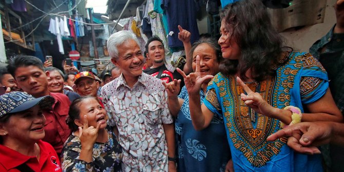 Salam Metal Warga Pademangan Barat Sambut Ganjar Blusukan di Permukiman Padat