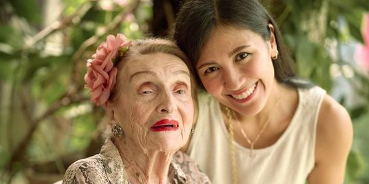 Foto Sharena dengan Sang Nenek yang Berumur Hampir 1 Abad, Disebut Mirip Rose Titanic