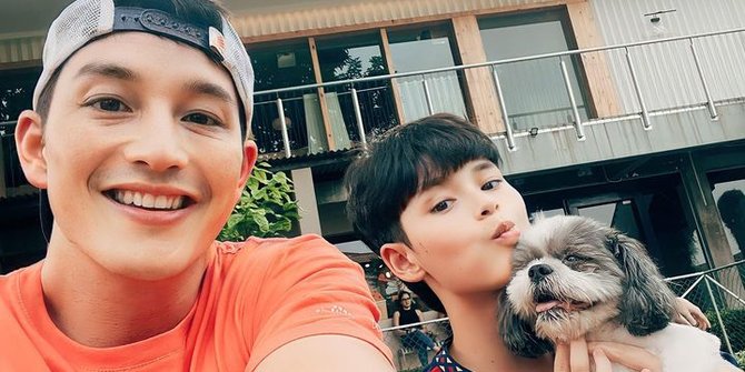 Deretan Foto Kebersamaan Mike Lewis dengan Sang Anak Kenzou, Bestie Banget!