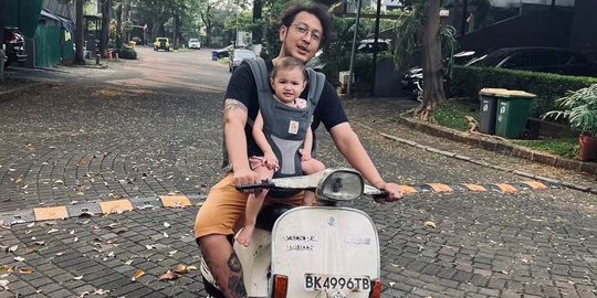 7 Momen Lucu Baby Djiwa Naik Vespa Bersama Sang Ayah, Ekspresinya Gemesin Banget!