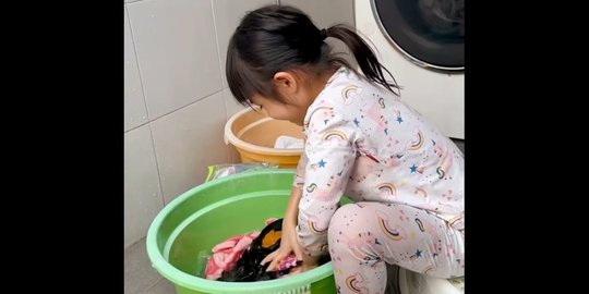 Potret Nastusha Anak Chelsea Olivia Cuci Baju Sendiri, Diajarkan Mandiri Sejak Kecil