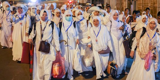 Jemaah Haji Mulai Menuju Jabal Rahmah untuk Mencari Tempat Berdoa di Arafah