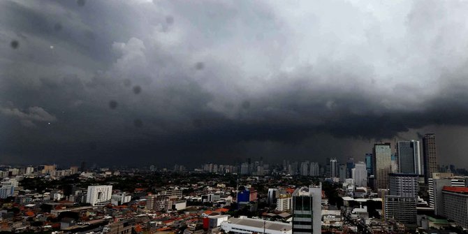 Kenapa Awan Mendung Berwarna Hitam, Sedangkan Air Hujan yang Turun Bening?