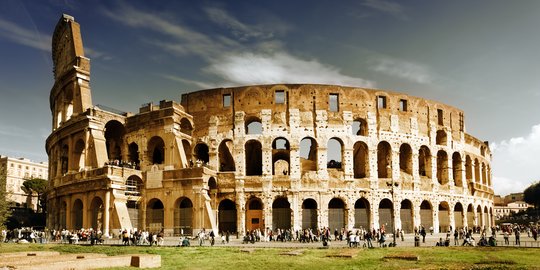 Menteri Italia Murka Lihat Video Turis Ukir Nama Pacarnya di Tembok Colosseum