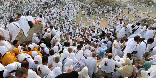 Menjelang Wukuf di Arafah, Ribuan Jemaah Haji Penuhi Jabal Rahmah