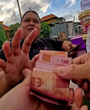 tangis penjual donat pecah diberi rp75 juta sama bule berawal dari ikhlas memberi