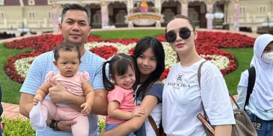 6 Potret Zaskia Gotik Liburan di Disneyland Tokyo, Penampilannya Curi Perhatian