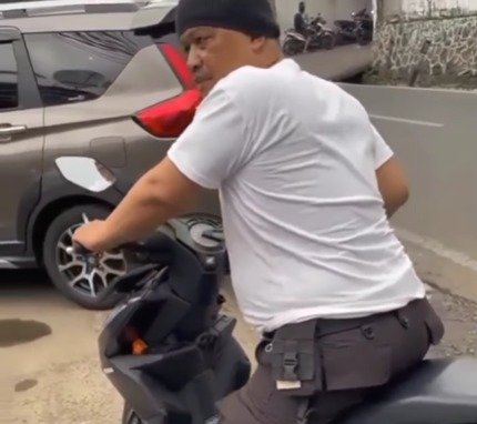 sok banget naik motor ngerokok ngaku polisi