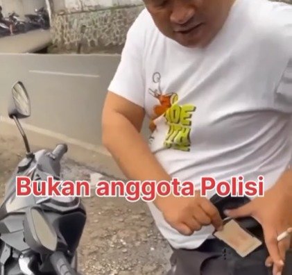 sok banget naik motor ngerokok ngaku polisi