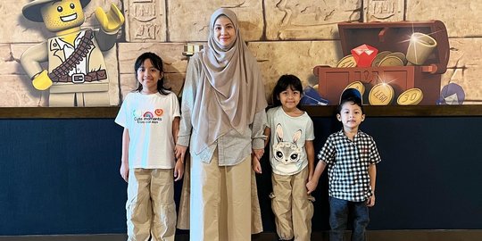 7 Momen Keseruan Desta dan Natasha Rizky Bersama Anak-anak Liburan ke Malaysia