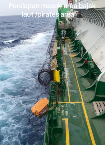 momen kapal barang lintasi area bajak laut somalia langsung siaga pasang kawat duri