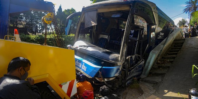 Rem Blong, Bus AKAP Seruduk Angkot di Puncak Bogor
