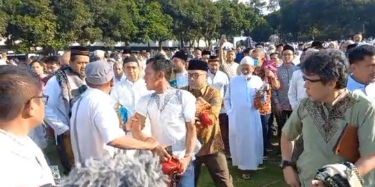 Beraksi saat Salat Id, Copet Diamankan Jemaah Masjid Agung Al Azhar