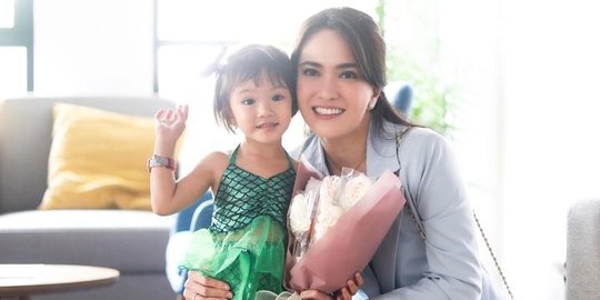 Lucu! Potret Claire Anak Shandy Aulia Pakai Baju Mermaid saat Pertunjukan di Sekolah