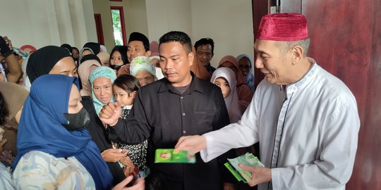 Intip Aksi Dermawan Bos Jalan Tol Bagi-Bagi Angpau Hijau usai Salat Iduladha