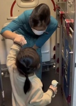 anak bertemu ibunya pramugari