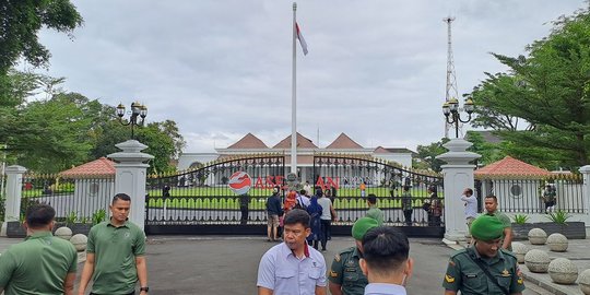 Cerita Warga Dapat Foto Bareng Jokowi di Gedung Agung: Nunggu 2 Jam dan Kun Fayakun