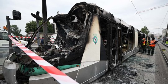 Potret Sisa-Sisa Kerusuhan Prancis: Mobil, Trem, dan Balai Kota Hangus Dibakar Massa