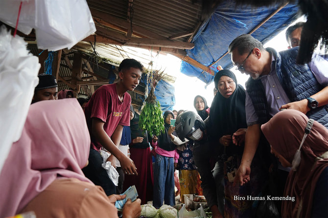 mendag zulkifli hasan tinjau pasar kalianda lampung