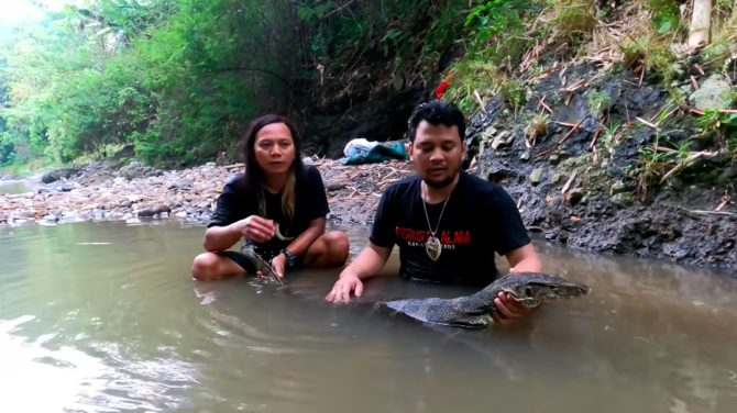 pria gondrong amp panji petualang tangkap biawak di kali langsung dimasak