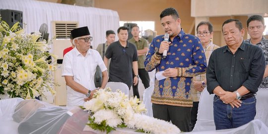 Bobby Nasution Berduka Cita, Begini Ekspresinya di Depan Peti Jenazah