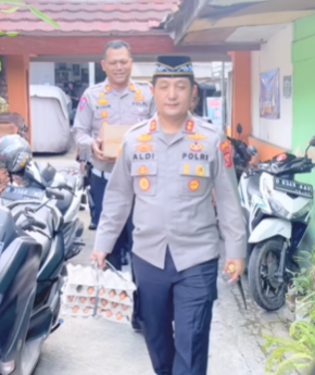 tengteng telur amp bawa tongkat komando kapolres cimahi turun langsung beri bantuan