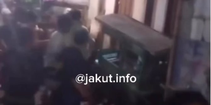 Viral Video Pria Diduga Pelaku Sodomi Diamuk Warga di Gang Sempit, Ini Kata Polisi