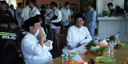 Momen Prabowo Makan Ikan Asin-Lalap dan Sambal Terasi sampai Nambah