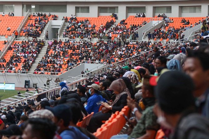 antusiasme warga serbu perayaan hut dki di stadion jis