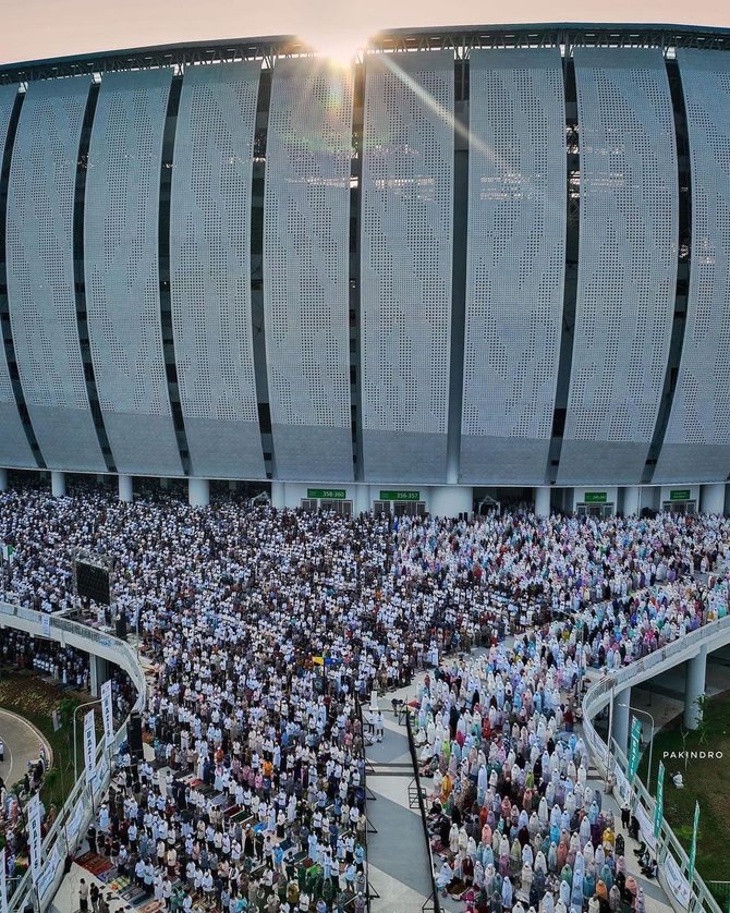 pantauan udara pelaksanaan salat idulfitri di jakarta internasional stadium