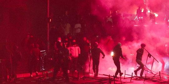 Kumpulan Video Mencekam Kerusuhan di Prancis, Mobil Sport Dipakai Buat Menjarah Toko