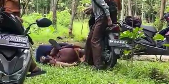 Viral Siswi SMP Berseragam Pramuka Duel di Hutan, Temannya hanya Menonton