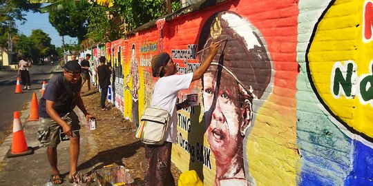 Belasan Seniman di Kediri Bikin Mural Sambut Hari Bhayangkara, Ada Gambar Hoegeng