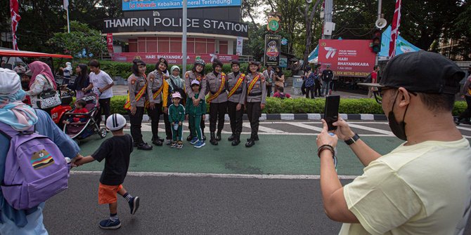 Penampilan Polwan Cantik Patroli CFD Jadi Rebutan Warga Berswafoto