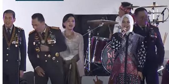 Jenderal Sigit Duet Bareng Slank 'Ku Tak Bisa Jauh' Pejabat Polisi Otomatis Berdiri