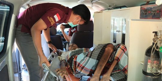 Dramatis, Polisi Tempuh 27 Kilometer Evakuasi Kakek Sakit Paru-Paru Akut di Gresik