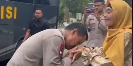 Jenderal Polri Cium Tangan Pensiunan Polwan, Sosoknya Polwan Pertama Jadi Kapolda