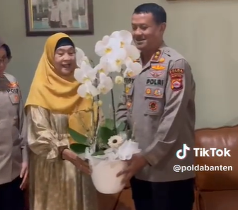 jenderal polri cium tangan pensiunan polwan sosoknya jenderal wanita pertama jadi kapolda