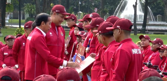 presiden jokowi beri bonus ke atlet para games