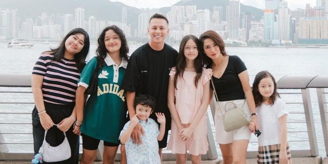 7 Potret Andhika Pratama & Keluarga Liburan di Hong Kong, Elea Si 'Princess' Disorot