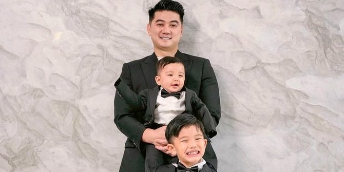 6 Potret Baby Timo Anak Chef Arnold Pakai Jas & Dasi Kupu-kupu, Ekspresinya Gemesin!