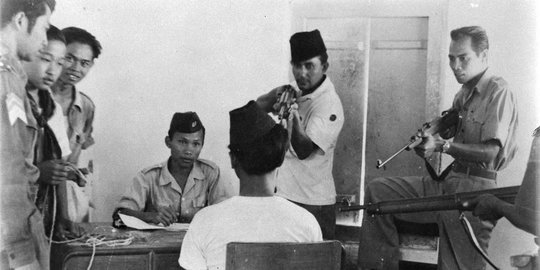 Momen Pria Diduga Ikut PKI Madiun 1948 Diinterogasi TNI, Dikelilingi Todongan Senjata