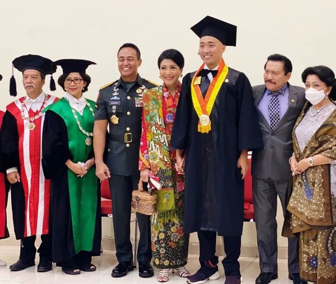 panglima tni andika perkasa datang di wisuda putranya