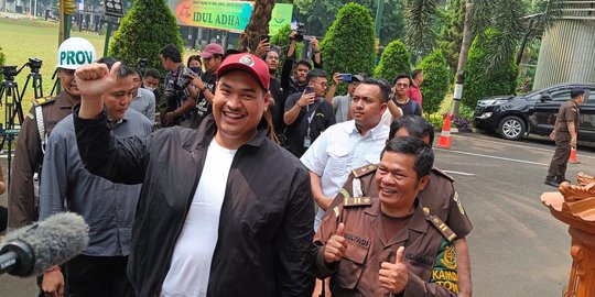 Acungkan Jempol dan Tebar Senyum, Menpora Dito Penuhi Panggilan Kejagung