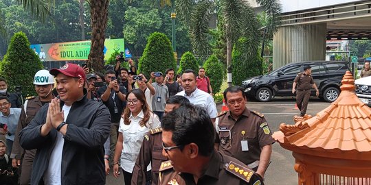 acungkan jempol dan tebar senyum, menpora dito penuhi panggilan kejagung