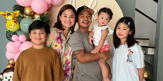 Cute! 7 Potret Ultah ke-2 Aiko Anak Wendi Cagur, Ekspresinya Gemesin Banget