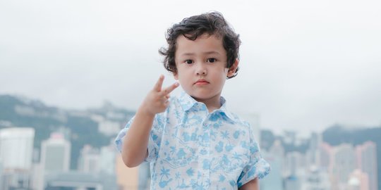 Deretan Foto Saka Anak Ussy & Andhika Jalan-jalan di Hong Kong, Gayanya Cute Banget!