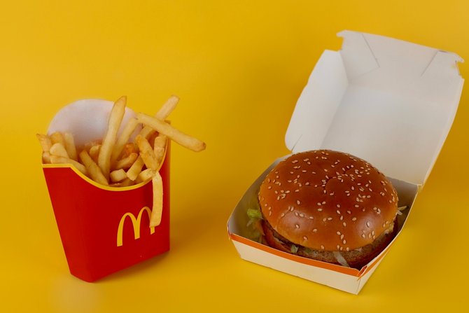 ilustrasi burger dan kentang goreng mcdonald039s