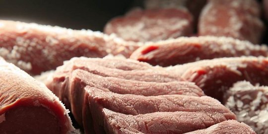 daging beku dengan air dingin